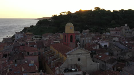 Volando-Alrededor-De-La-Iglesia-Notre-dame-de-l&#39;assomption-Saint-Tropez-Durante-El-Amanecer